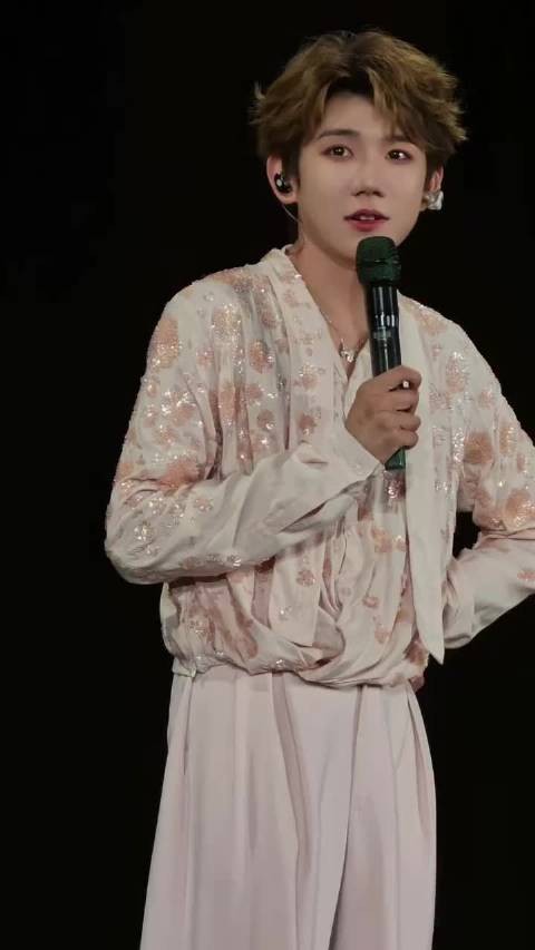 王源这次演唱会没说谐音梗,大概是天气降温,再说梗就更冷啦哈哈哈