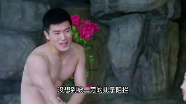 儿子带老妈泡温泉被健身小伙搭讪
