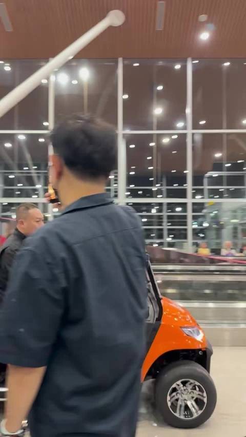 王一博到马来西亚啦！坐上小车了好乖哟 85练车顺利 高清视频