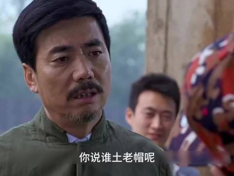 小伙嫌弃大叔台球技术菜,各种瞧不起,谁料大叔才是隐藏大佬
