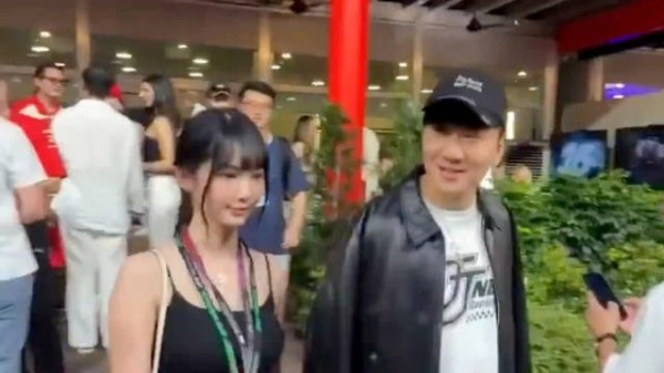 林俊杰与女友七七牵手秀恩爱,相差21岁毫无违和感,男帅女靓