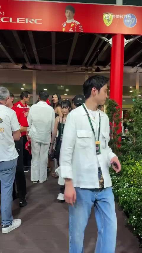 F1观赛结束后林俊杰七七牵手退场,林俊杰对七七说不要害羞