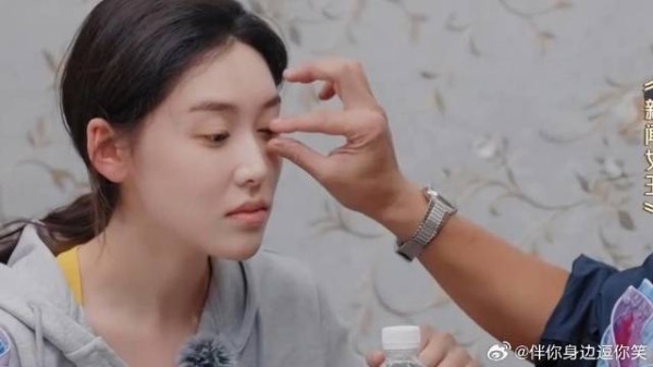 要素颜出镜,荣梓希天生眼睫毛长,吴镇宇还以为是假的!