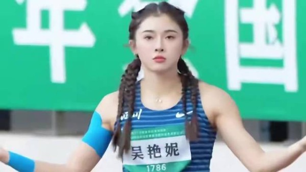 吴艳妮粉裙短发造型火出圈!大长腿配恨天高,跨栏猛将秒变“女王”
