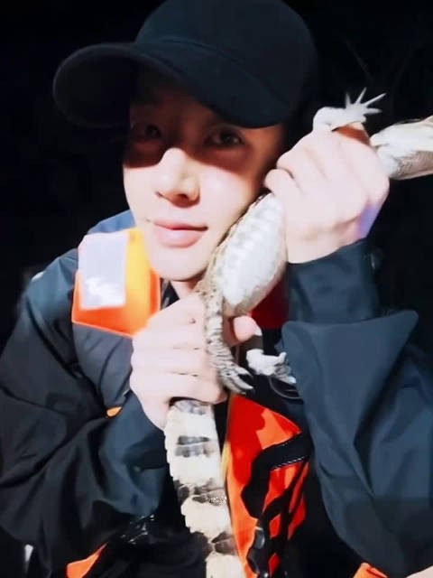 温柔的人总是这样，拥有的时候就已经在舍不得失去，邓为真的很重感情
