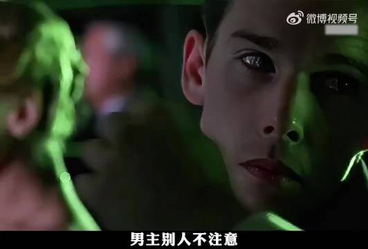 这眼神谁懂啊!男主趁人不注意时的微表情太绝了!你发现他眼神里的秘密了吗?