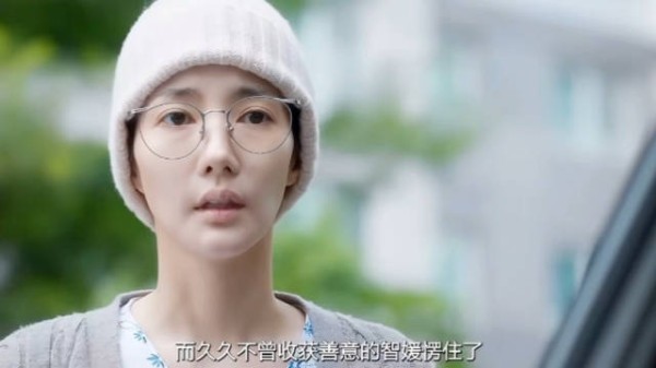 临走时大叔递出一张钞票,鼓励她要生龙活虎的活下去