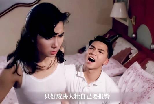 姑娘在家换睡衣的时候，突然听到了敲门声