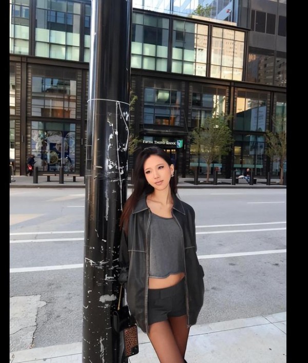 小S女儿许曦文晒海外照片,气质不凡,形似姨妈大S!