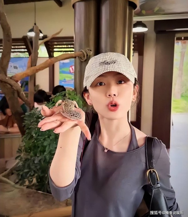 冯禧婚后首晒动物园游玩照，嫁给许嵩后真的好甜蜜