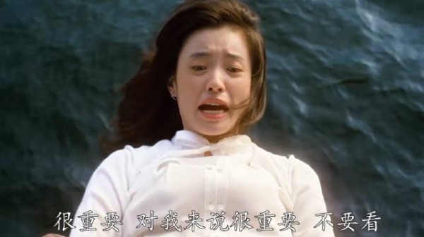 女人假意跳江不料发生意外,消防员及时将她拉住