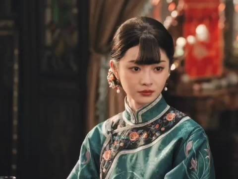 追玉簟秋离不开周洁琼的颜值暴击,眉眼婉转顾盼生辉,民国妆造加成…