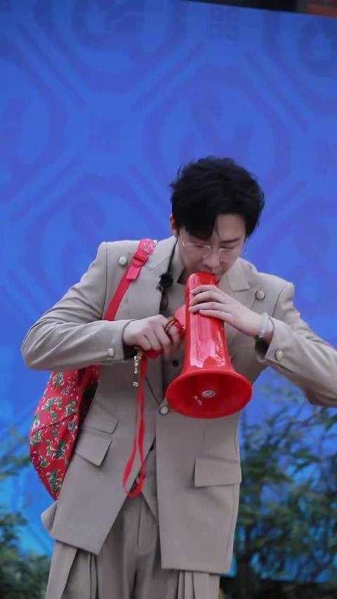 笑不活了!刘宇宁喊话自拍杆