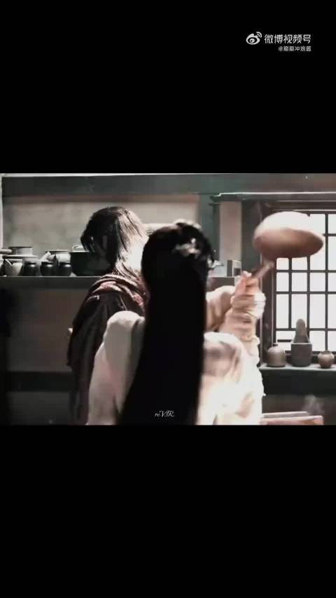 几个眼神转换自然,带着怒气回头突然怔住