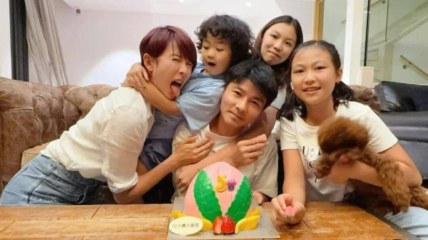 蔡少芬一家迪士尼被偶遇,纤瘦身形惹关注,张晋白头发引大家热议