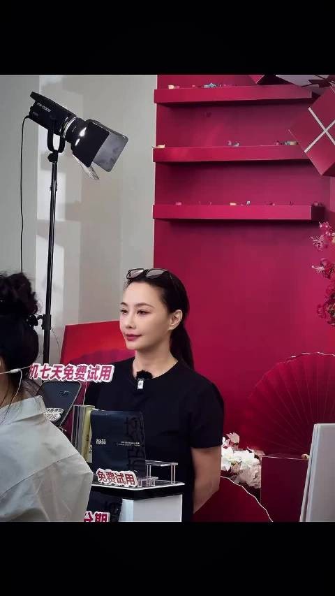 马雅舒不演戏转直播带货,结婚16年一家四口幸福