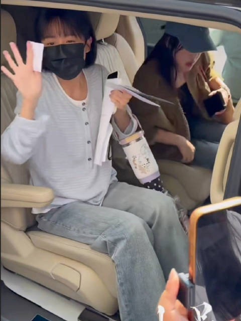 王晓慧上车摔倒,艺人紧张自嘲我不行了吧