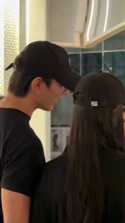 有网友在三里屯偶遇于小彤和一美女一起逛街遛狗,这是有新恋情啦?