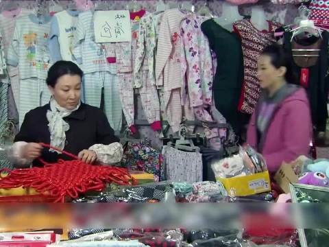女人卖中国结被人当街暴打,弟弟替她出气