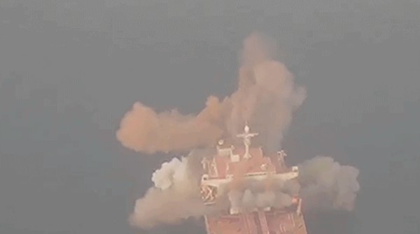 视频丨伊朗军方公布一油轮在霍尔木兹海峡触雷爆炸画面