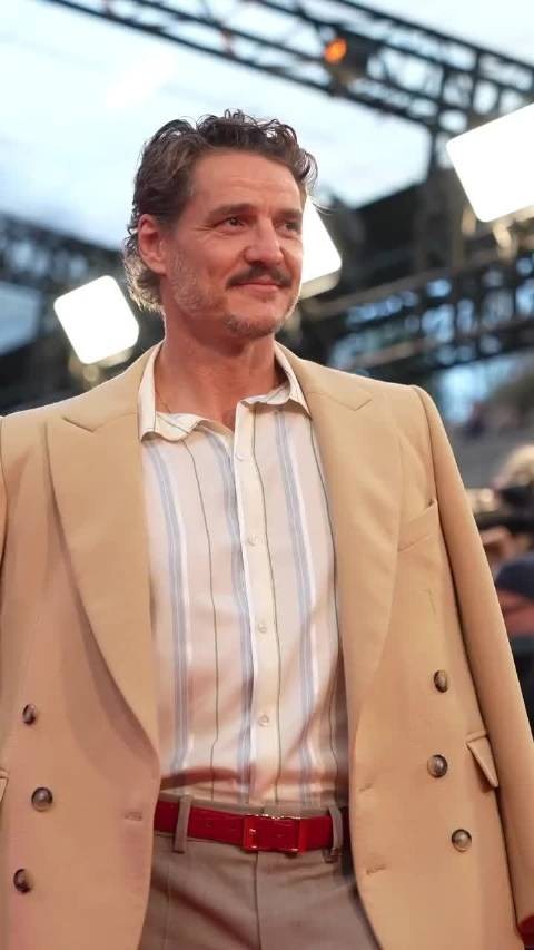 Pedro Pascal亮相伦敦电影节红毯身穿Chanel特别定制