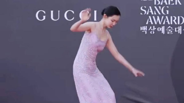 他上前帮忙时，为了表示对女演员的尊重，把目光移开了