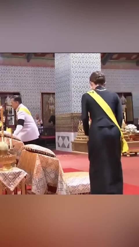 苏提达王后的屈膝礼完美,动作标准气质高贵 泰国王室
