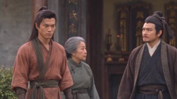 孝子私藏母亲被全村发现，怒斥众人忘恩负义
