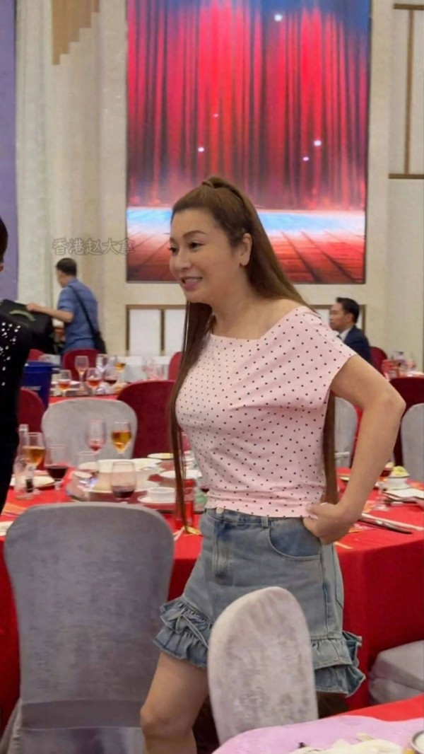 香港知名女星现身老友生日宴,粉红上衣短裙,网友:依然像李嘉欣