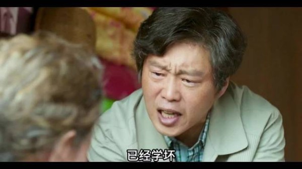 面对非议奶奶向孙女要烟，说有我站你这边