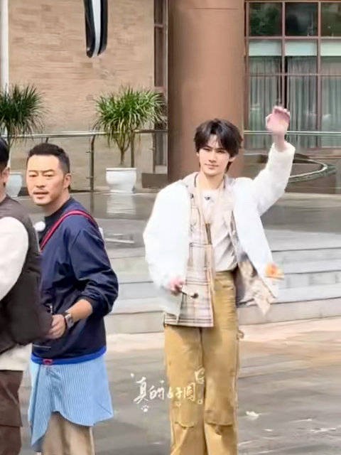 这段好搞笑，一提观众选人做单线，张真源立马拒绝，满满的生存本能