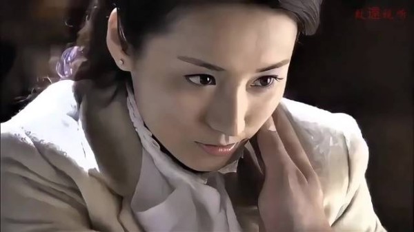 手下的人犯了错，女特工解开主任衣服，帮她承担过错