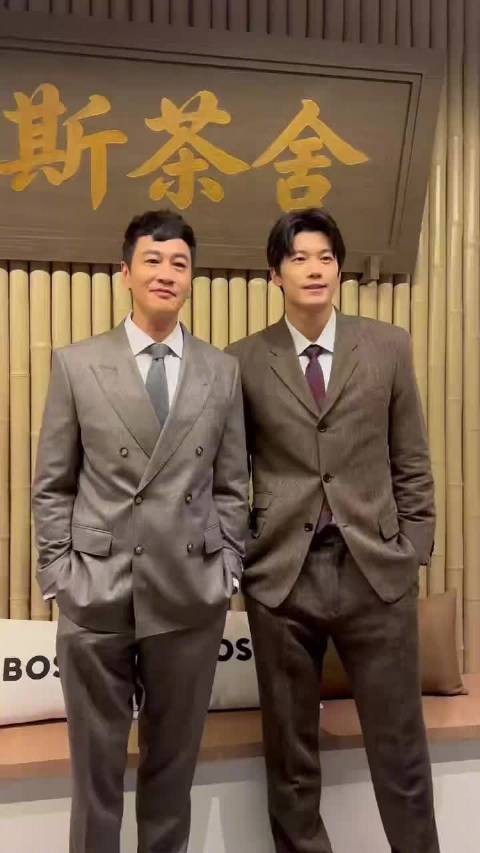 汪顺西装造型好显肩宽