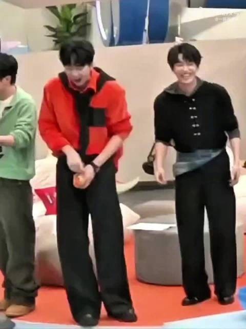 音缘直播机位引热议,刘宇宁红色穿搭角落吸睛
