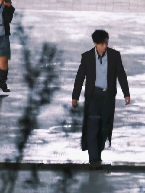 刘宇宁穿大衣的神 欧巴大长腿帅爆了 角落里两个女孩演我