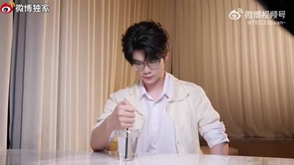 zhs因青春男大风格引发关注,其2026PEL夏季赛相关视频中,清爽形象成为焦点