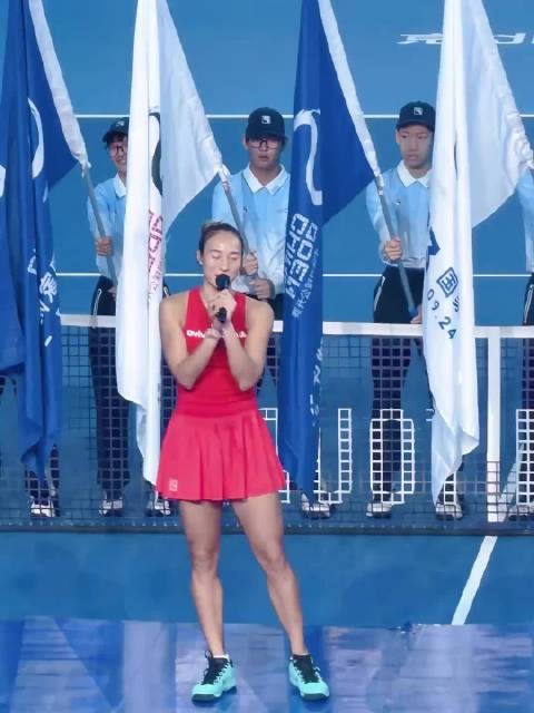 郑钦文太可爱了!中网颁奖礼秒变演唱会,献唱《梦的光点》
