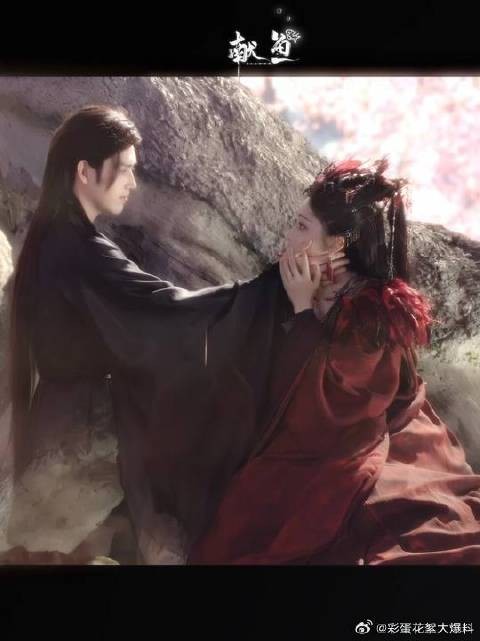 “爱如骤雨难歇,思念如草芥疯长”