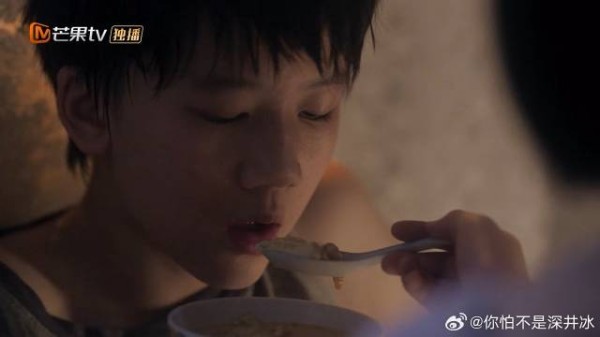 陈异被父亲虐待,苗靖做鸡蛋羹喂他,两人冰释前嫌