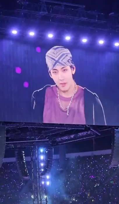 BTS圣地亚哥演唱会Day1金泰亨头巾造型亮相Ending Talk