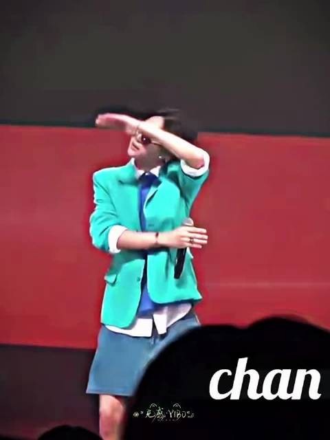 现实中的他看起来乖乖男,在舞台上跳出了海王的气势 @王一博·YIBO