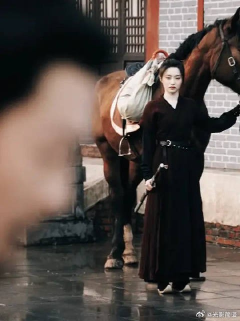 一个对什么都好奇的小女孩遇到了世间最博学的先生
