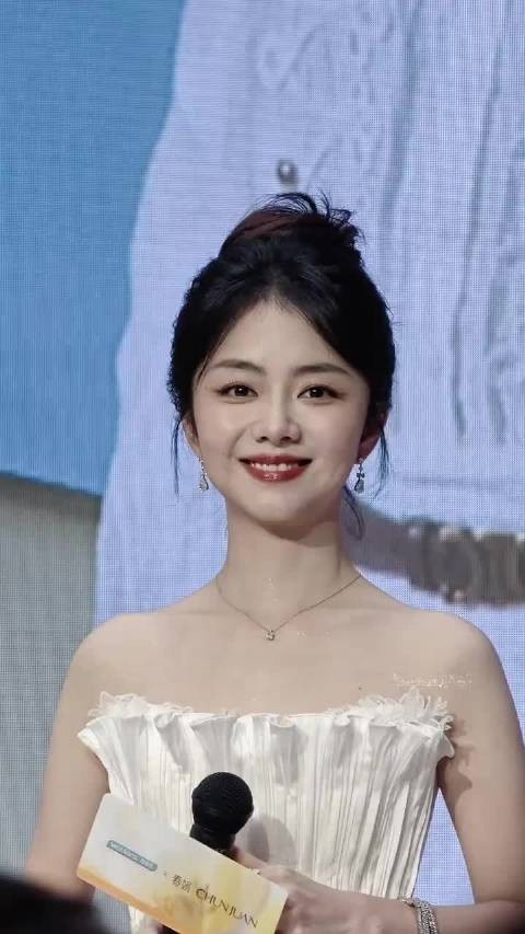 谭松韵15岁入行26岁演耿耿，今一人分饰两角