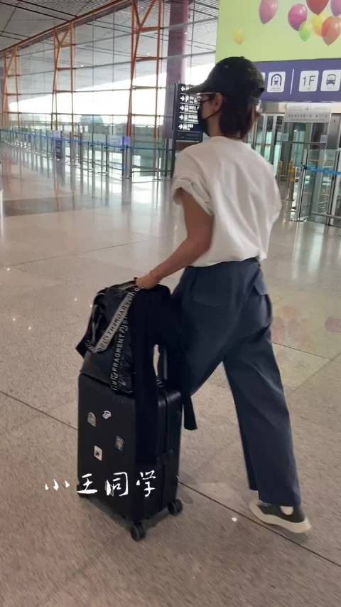 马伊琍低调现身机场被认出,面对路人拍摄,摇头否认自己是马伊琍!