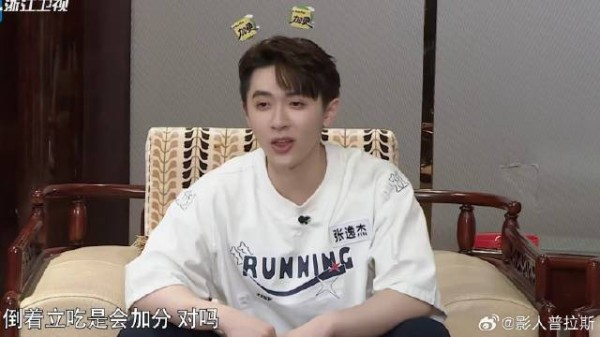 奔跑吧挑战吃糖葫芦，张逸杰王一哲油腻米热反应正常