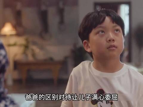 小男孩满心欢喜冲上去拥抱妈妈,换来的却是冷漠无视,看完揪心!