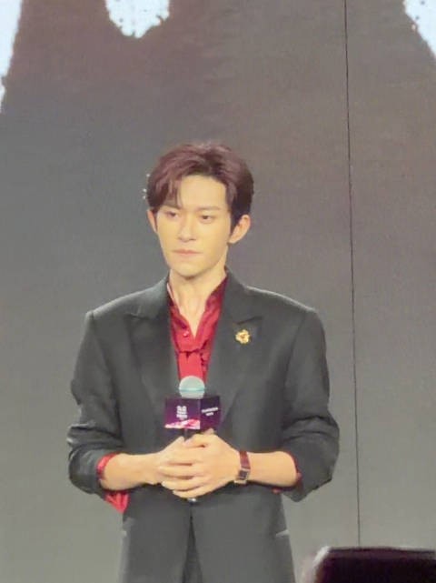 易烊千玺双11发布会现场开箱