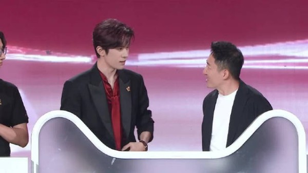 易烊千玺启动仪式,玺玺合影聊天,小嘴在说啥呢