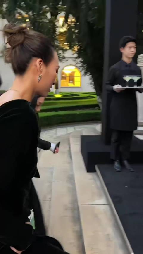 郑钦文打扮起来不比谁差,国际范十足,背影侧面还真有点像巩俐