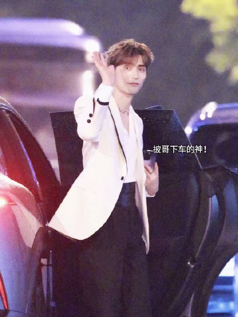 已经没空管衣服咋样了， 因为这张脸漂亮得有点吓人了